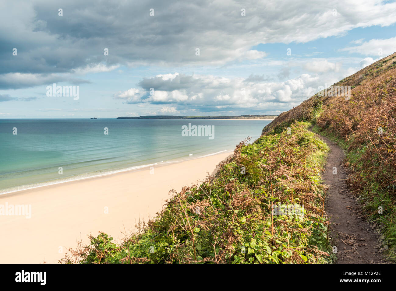Blick vom Fuß des South West Coast Path rund um die Bucht von St Ives, Cornwall, Großbritannien Stockfoto