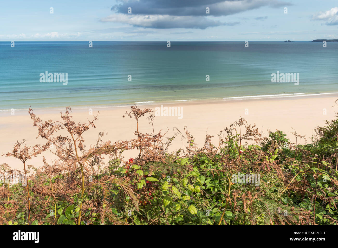 Blick vom Fuß des South West Coast Path rund um die Bucht von St Ives, Cornwall, Großbritannien Stockfoto
