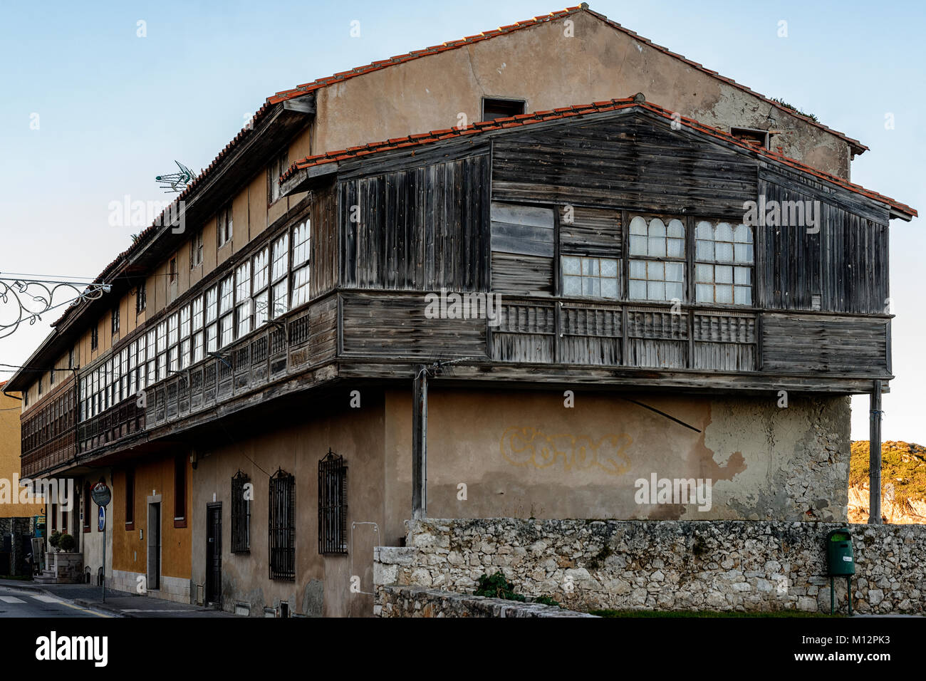 Alten und alten typischen Asturischen Haus mit Holzbalkon und Standpunkte im Dorf Llanes, Asturien, Spanien, Europa Stockfoto