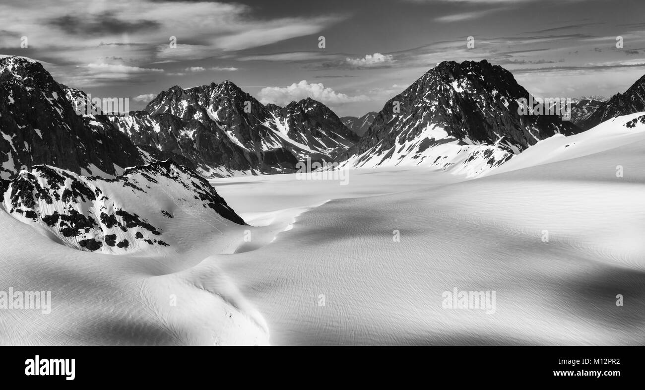 Luftaufnahme von Schnee- und Eisfeld Fütterung Eagle Gletscher im Chugach State Park in Yunan Alaska. Stockfoto