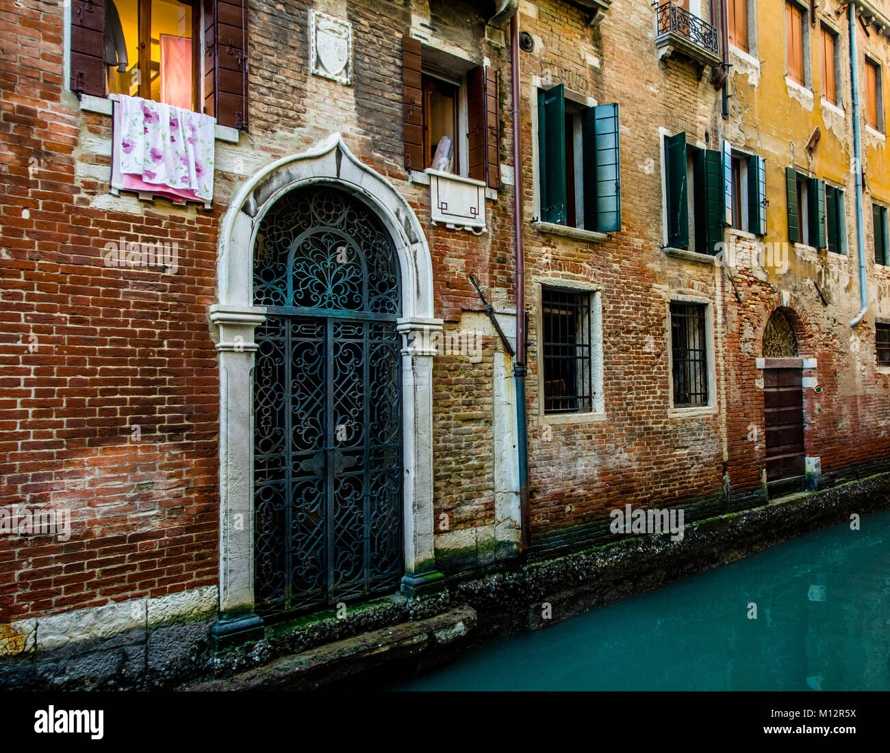 Wasserstraße von Venedig mit Schmiedeeisen auf Tür schmiedearbeiten Stockfoto