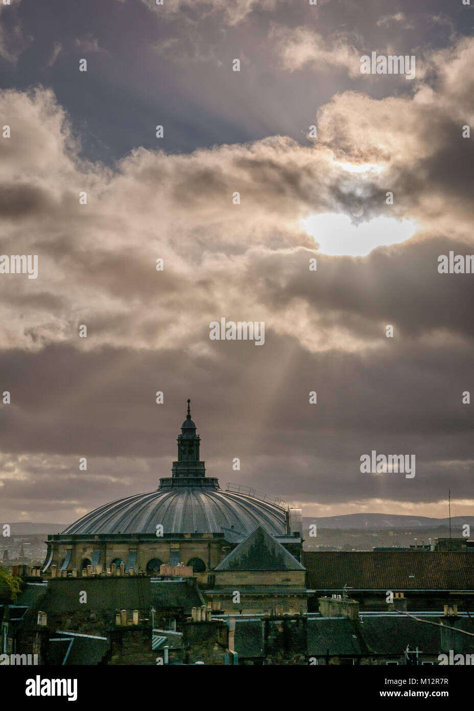 Blick von der Dachterrasse der McEwan Hall, Universität Edinburgh Graduierung Halle mit Moody dunklen Himmel und Licht stream, Edinburgh, Schottland, Großbritannien Stockfoto
