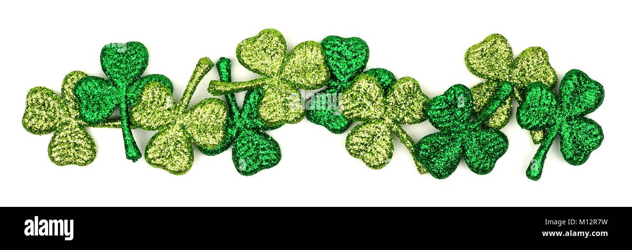 Grenze der St. Patricks Tag glänzend Shamrocks auf weißem Hintergrund Stockfoto