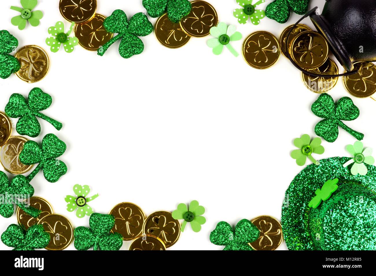 St Patricks Day Rahmen isoliert auf einem weißen Hintergrund. Oben Ansicht mit Pot of Gold, Shamrocks und Leprechaun hat. Stockfoto