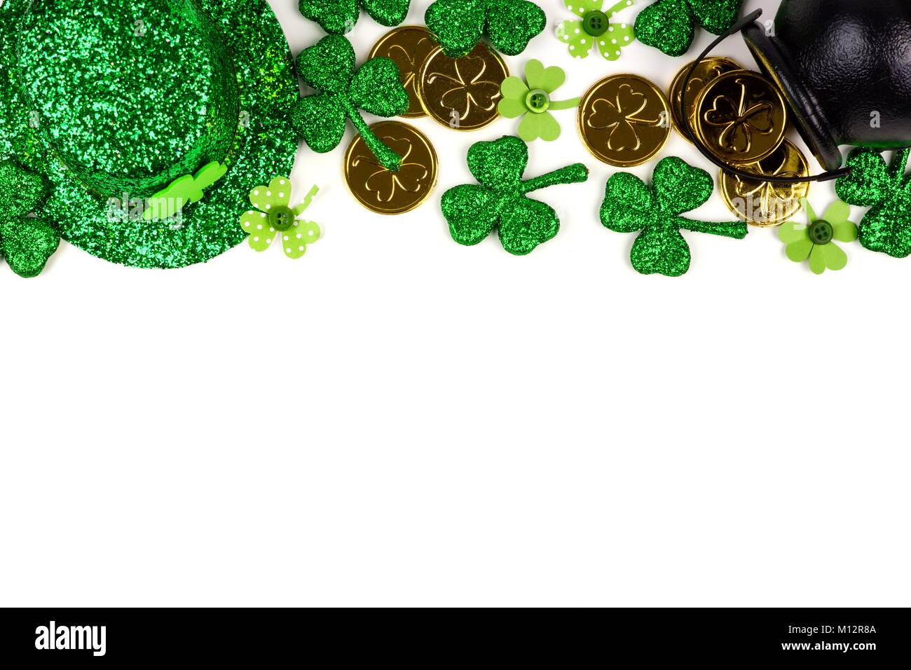 St Patricks Day oberer Rand auf weißem Hintergrund. Oben Ansicht mit Pot of Gold, Shamrocks und Leprechaun hat. Stockfoto
