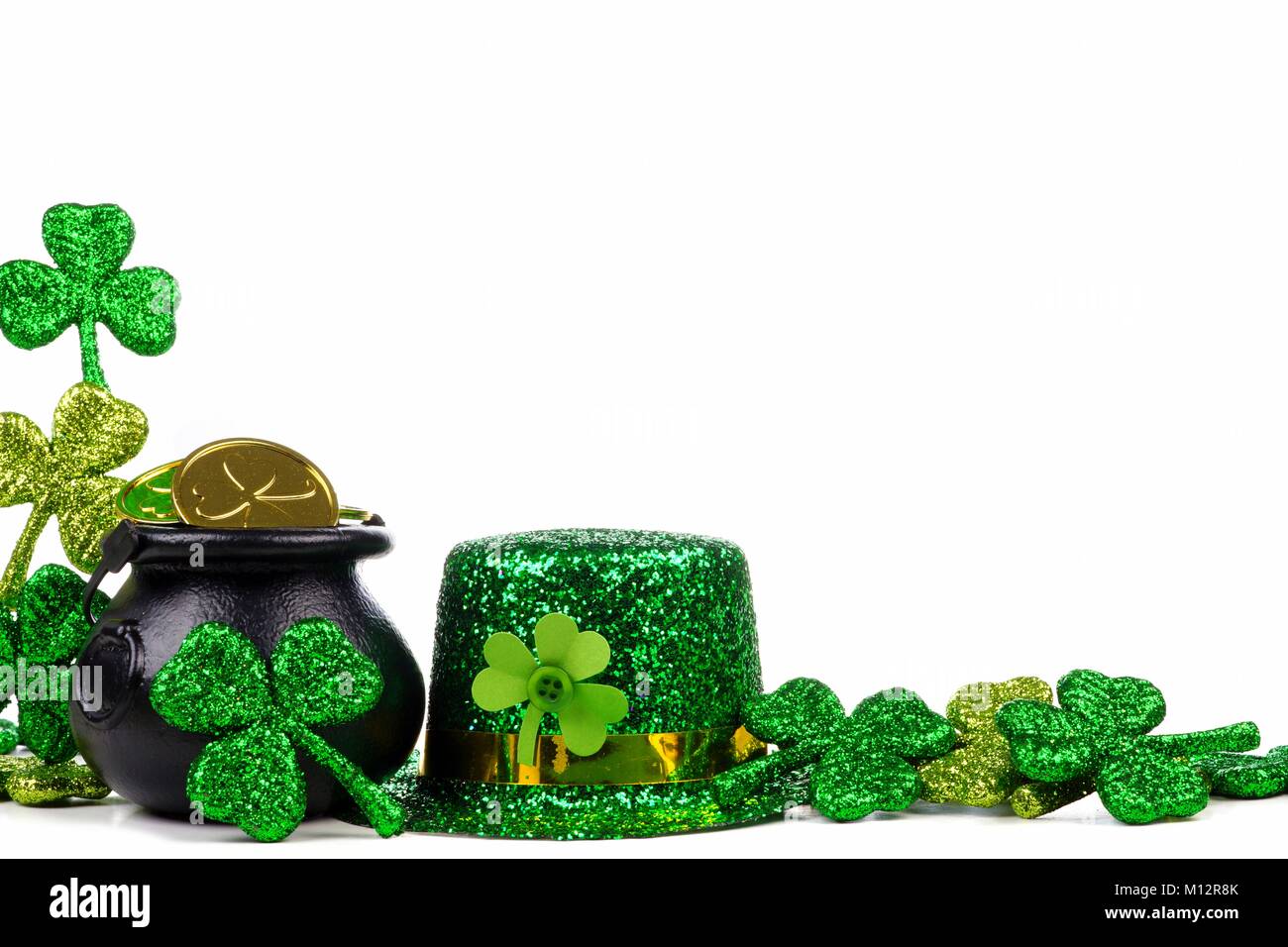 St Patricks Day Pot of Gold, Shamrocks und Leprechaun hat. Ecke Grenze über einen weißen Hintergrund. Stockfoto
