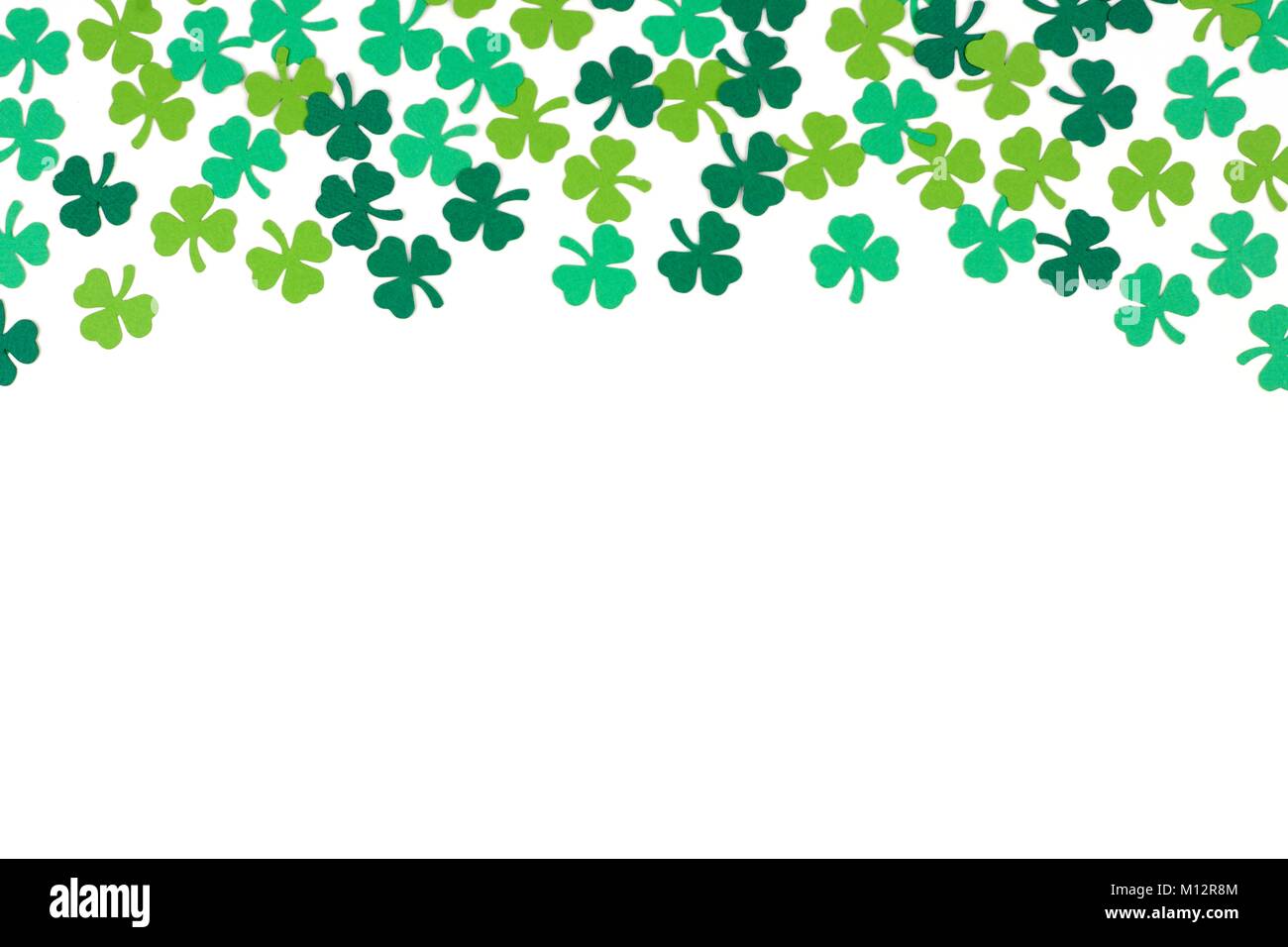 St Patricks Day oberer Rand des Papiers Shamrocks auf weißem Hintergrund Stockfoto