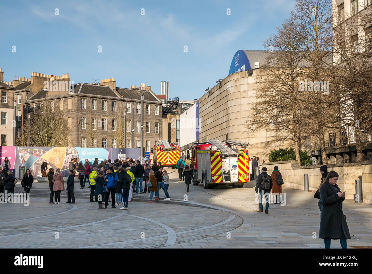 Feuerwehrfahrzeuge, die an einem Fehlalarm teilnehmen, rufen an der Potterow University of Edinburgh Students Association, Briston Square, Edinburgh, Schottland, Großbritannien Stockfoto