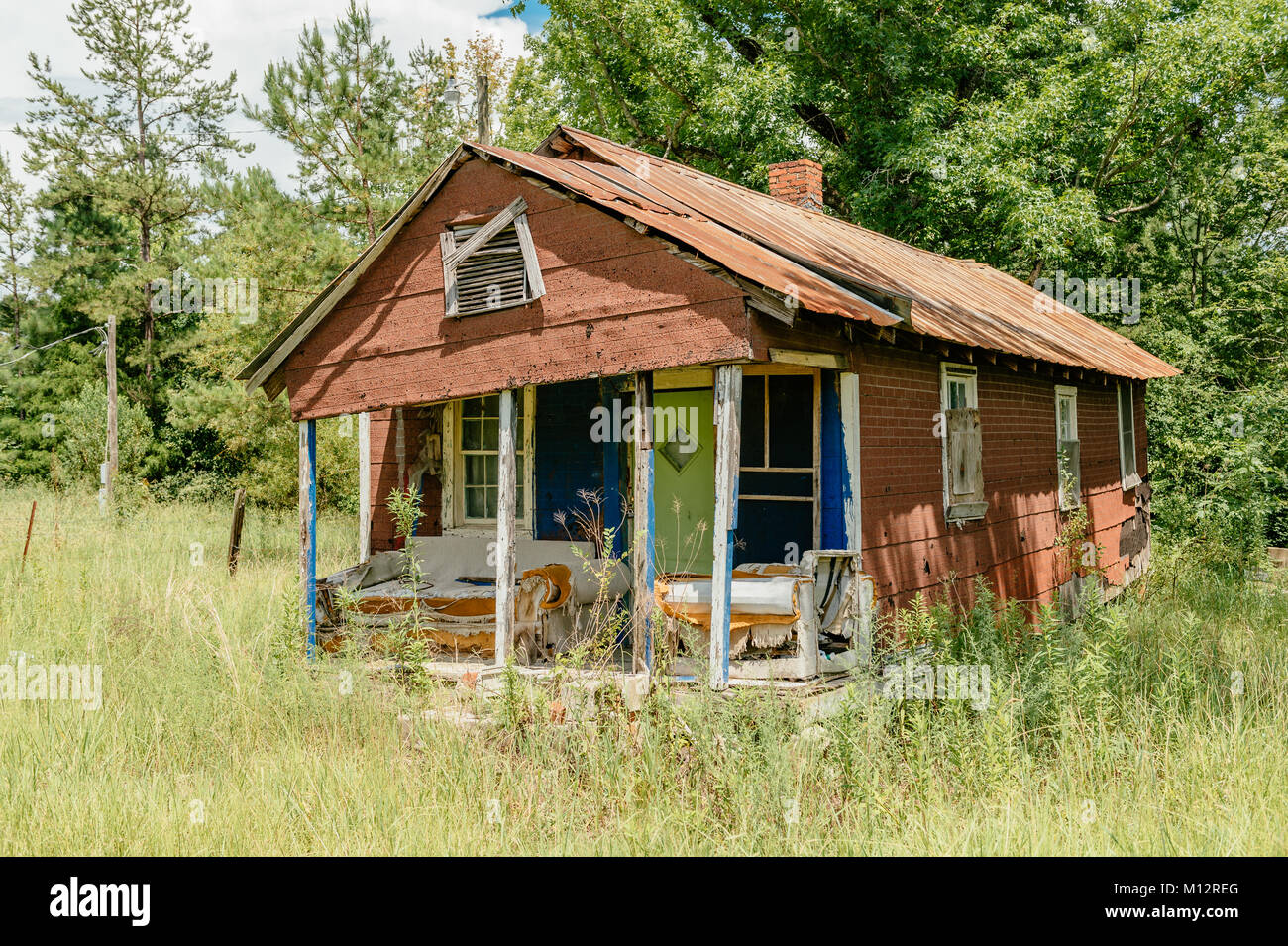 Alten, verlassenen, leerstehende Haus mit Fallen oder verfallenen Veranda in ländlichen Alabama in den USA. Stockfoto