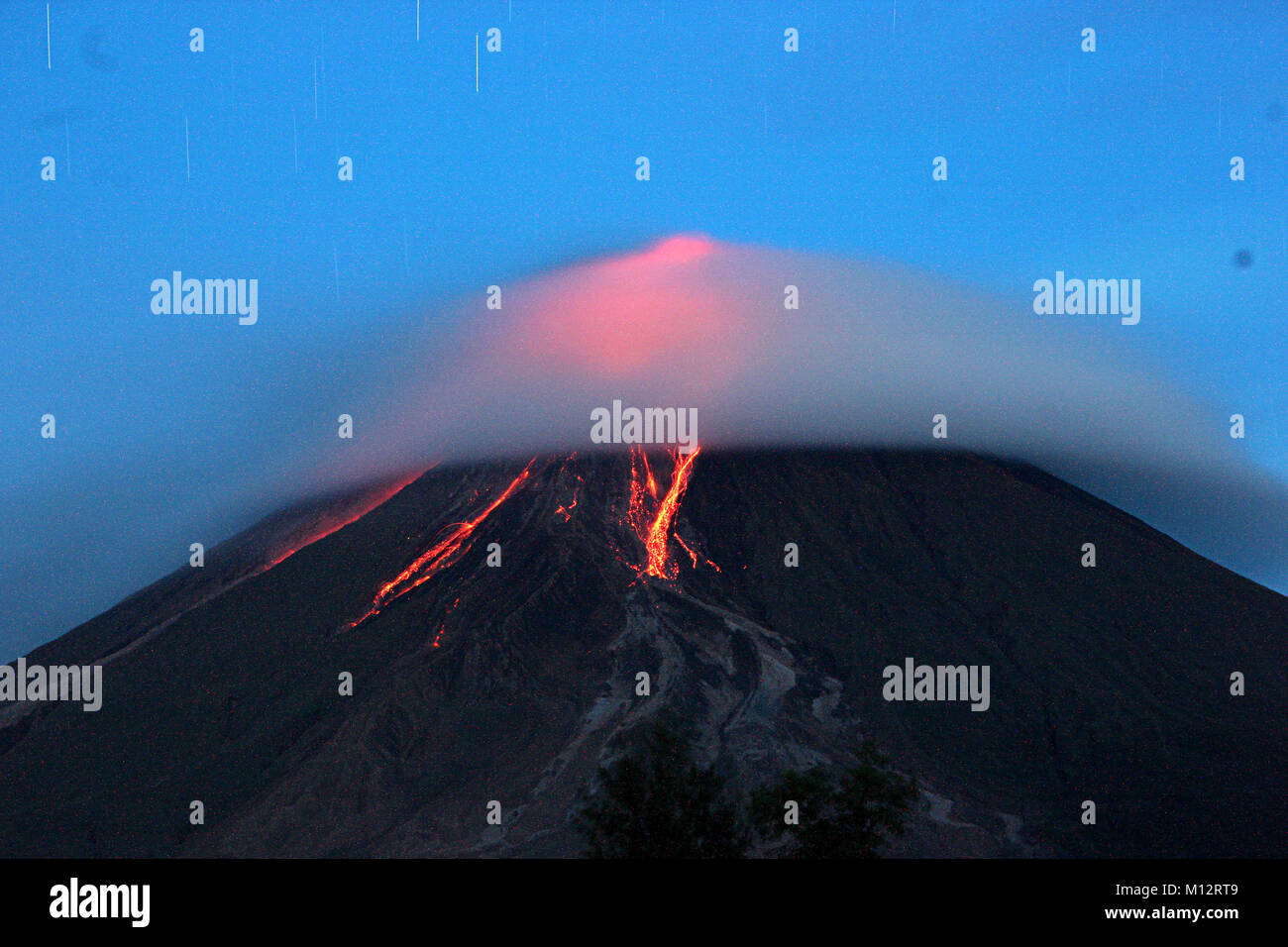 Brgy Buyoan, Legaspi, Albay City, Philippinen. Januar 25, 2018. Mt. Mayon Vulkan zeigen ihre Schönheit und Charme dieser frühen Morgen fällt mit vulkanischer Asche und Lava aus der Sicht von Legaspi, Albay Stadt. Am 25. Januar 2018. Das philippinische Institut für Vulkanologie und Seismologie (PHILVOLCS) erklärt alert Nummer 8 und breiter der Gefahrenzone 8 Kilometer Fläche nach Explosionen die weiterhin aktiv Aktivitäten des Vulkans der vergangenen Tage. Credit: PACIFIC PRESS/Alamy leben Nachrichten Stockfoto