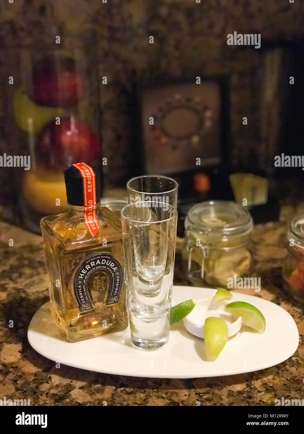 Geschenk von Tequila bei Ankunft auf dem Zimmer im Grand Residences Riviera  Cancun, Riviera Maya, Puerto Morelos, Quintana Roo, Yucatan, Mexiko  willkommen Stockfotografie - Alamy