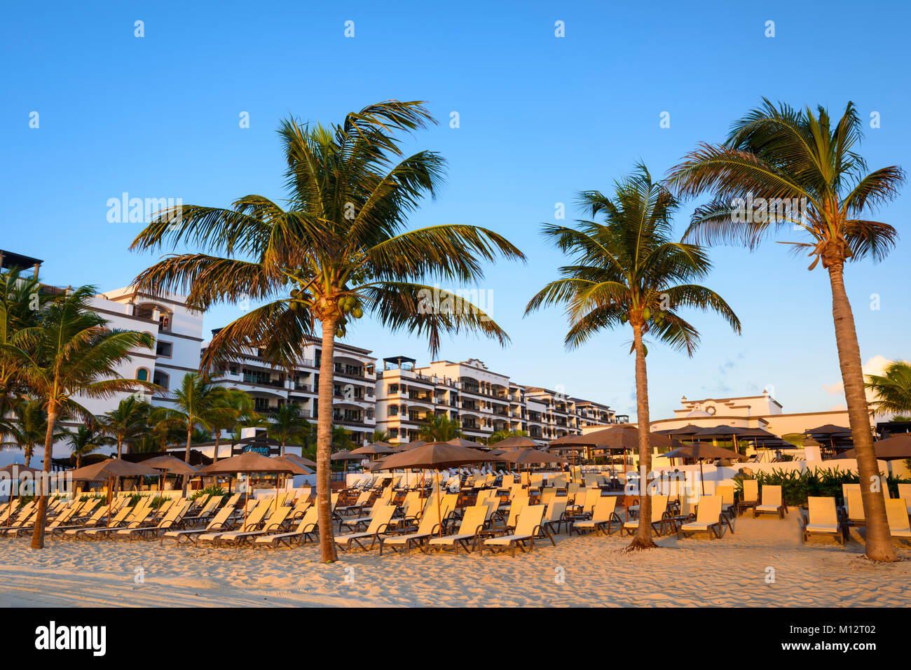 Liegen und Sonnenschirme der Grand Residences Riviera Cancun, Riviera Maya, Puerto Morelos, Quintana Roo, Yucatan, Mexiko. Stockfoto