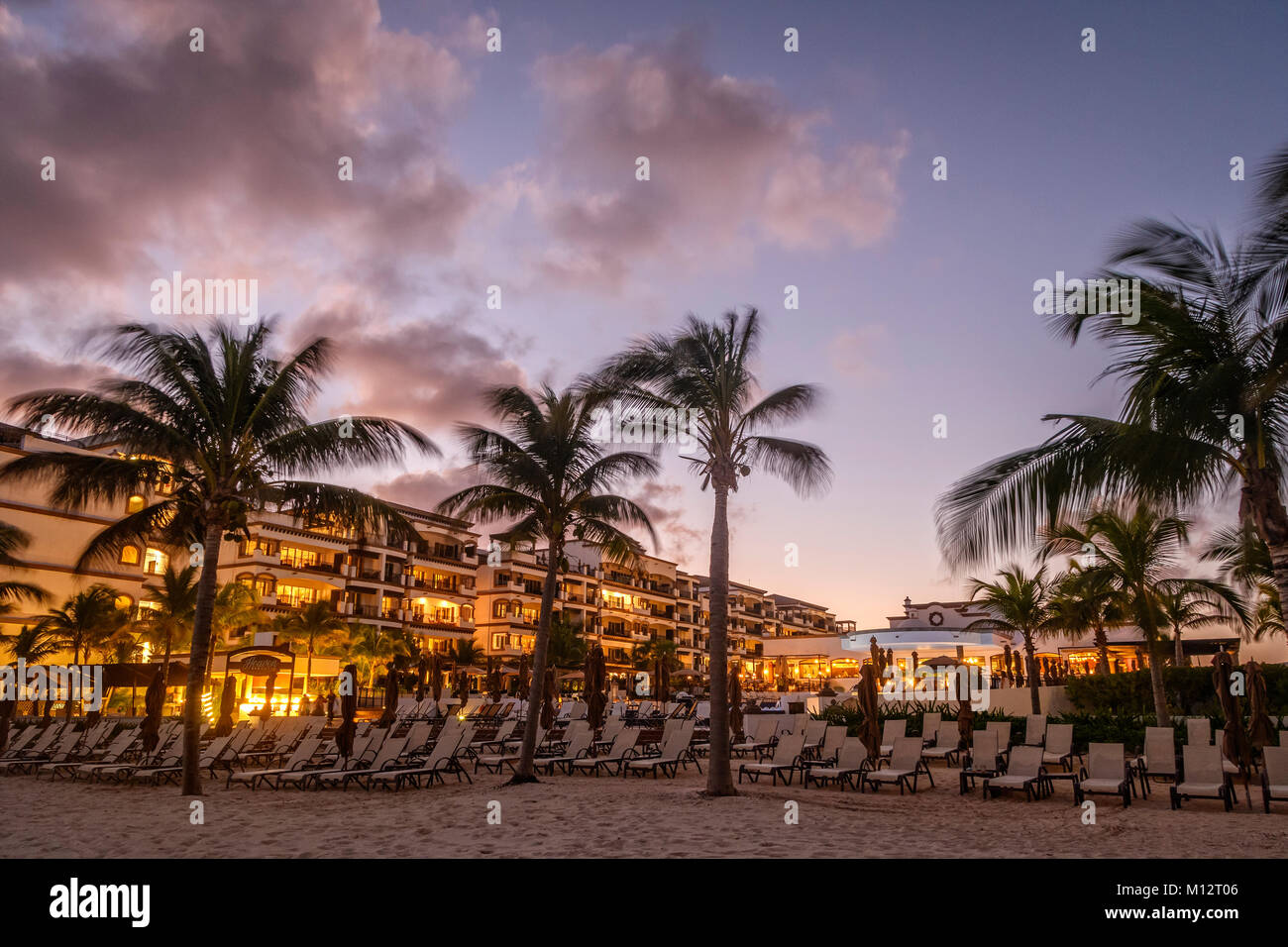 Sonnenaufgang am Strand von Grand Residences Riviera Cancun, Riviera Maya, Puerto Morelos, Quintana Roo, Yucatan, Mexiko. Stockfoto