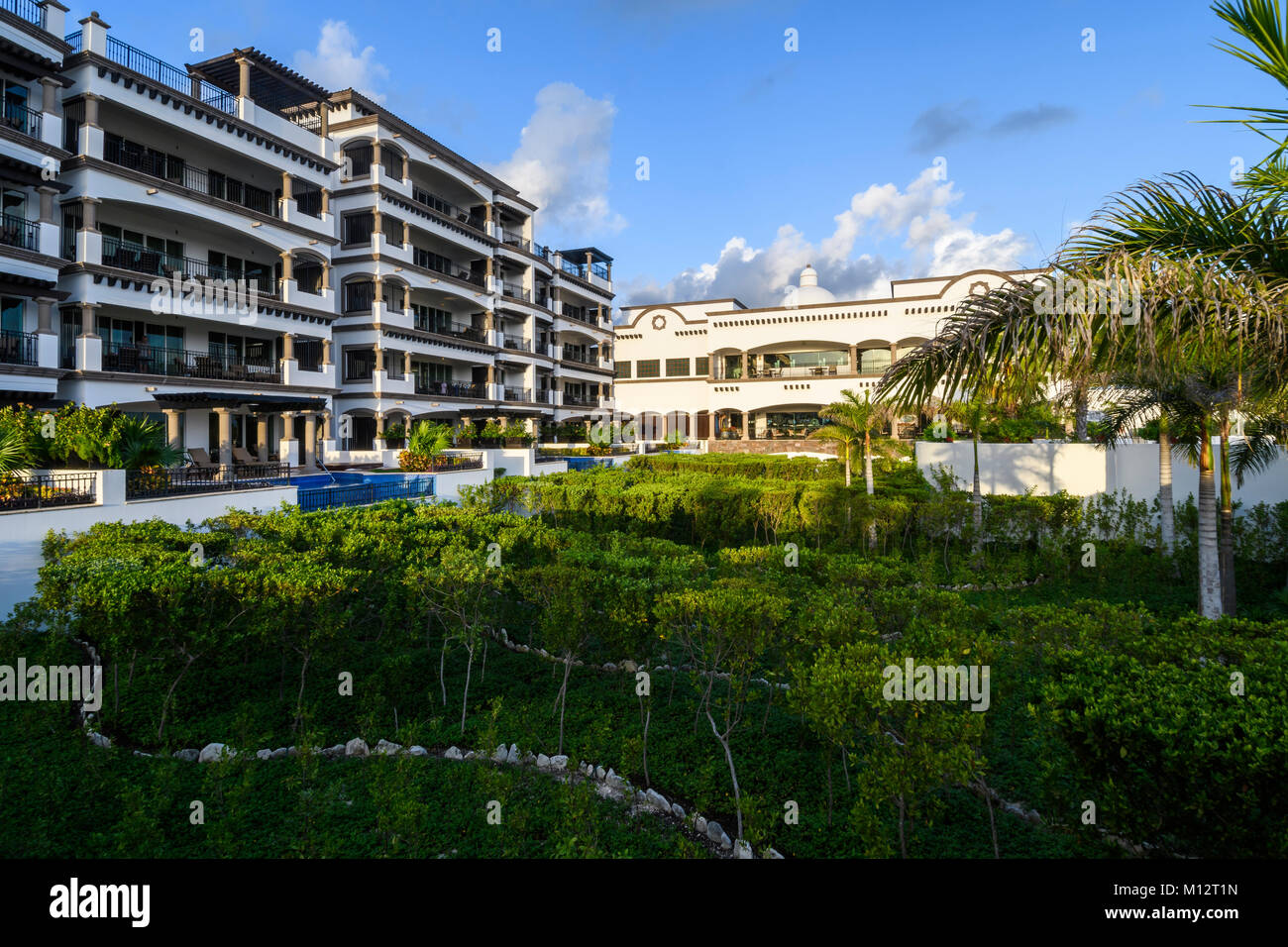 Courtyard Landschaftsgestaltung mit einheimischer Vegetation im Grand Residences Riviera Cancun, Riviera Maya, Puerto Morelos, Quintana Roo, Yucatan, Mexiko Stockfoto