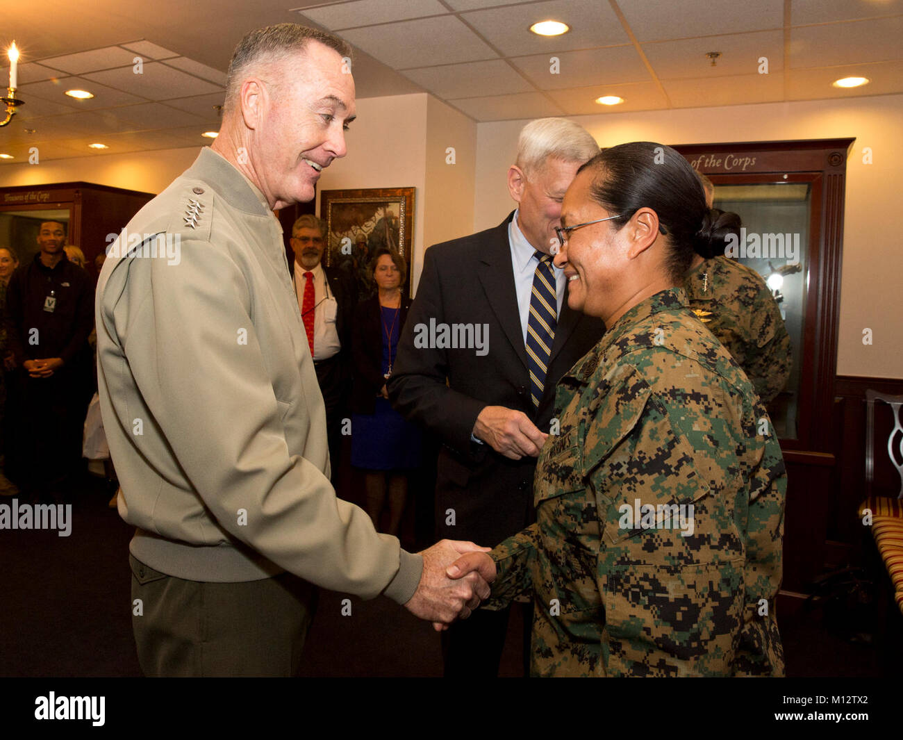 Der stellvertretende Kommandant des Marine Corps Gen. Glenn M. Walters fördert Master Sgt. Elsy Rose Brasilien, Senior trug Adjutant für den stellvertretenden Kommandanten, im Pentagon, Washington, D.C., Nov. 28, 2017. Brasilien wurde in den Rang eines Master Gunnery Sergeant von Gen. Joseph F. Dunford, 19 Vorsitzende des Generalstabs festgesteckt, und der pensionierte General John M. Paxton jr., ehemaliger stellvertretender Kommandant des Marine Corps, in ihrer militärischen Berufliche Spezialität von Food Service. (U.S. Marine Corps Stockfoto