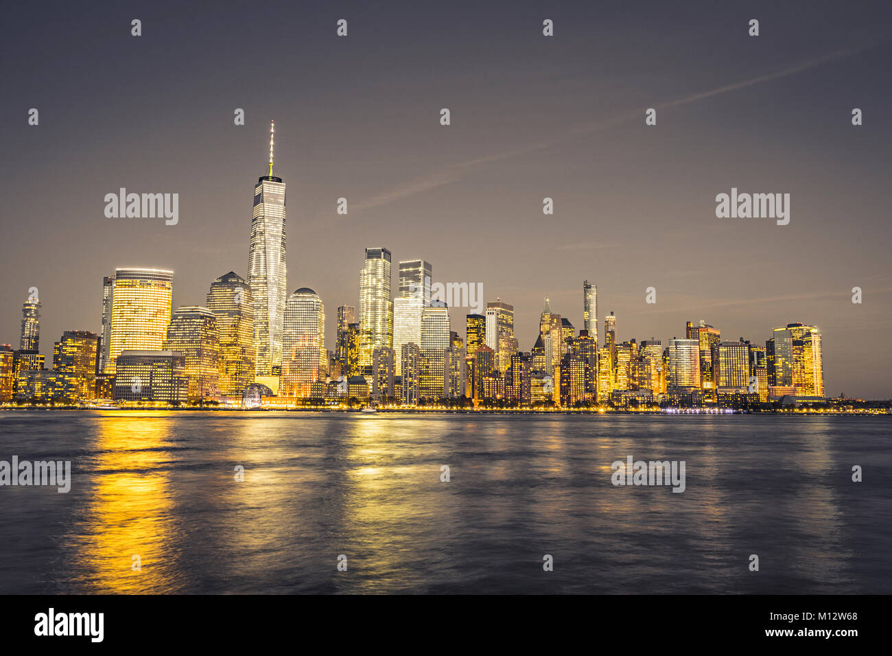 Beleuchtete Innenstadt Gebäude in New York Cit bei Nacht Stockfoto