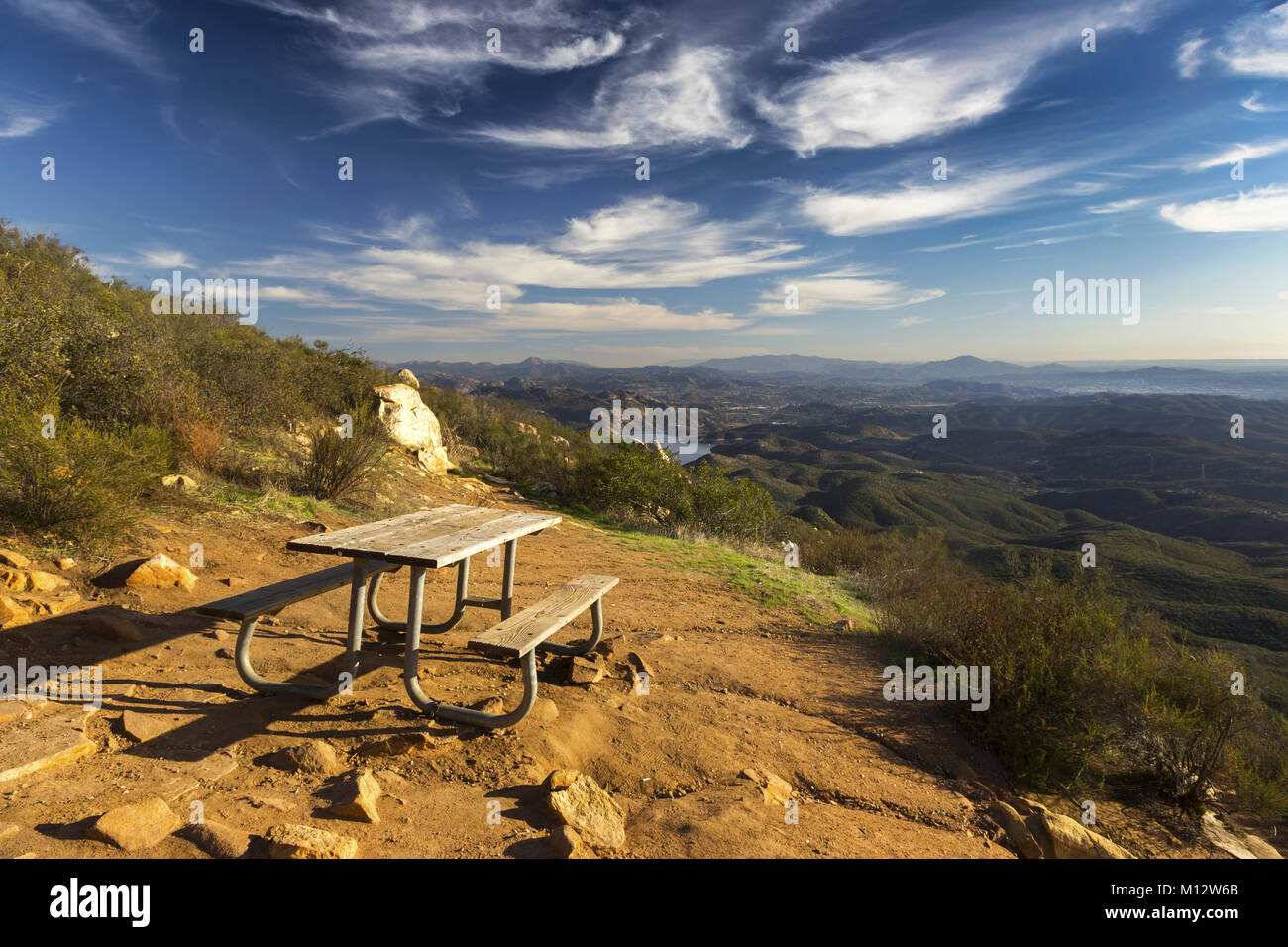 Picknicktisch und malerische Landschaft Blick auf San Diego County südlich von Gipfel von Iron Mountain in Poway in Kalifornien Stockfoto