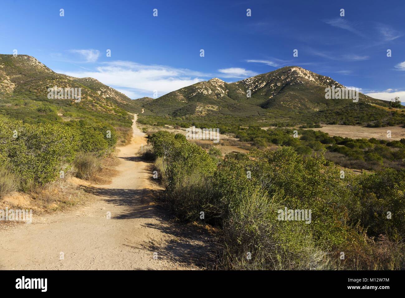 Iron Mountain Peak Wanderweg Landschaft Grüne Wüste Sonnentag Blaue Skyline Poway San Diego County Kalifornien USA Stockfoto