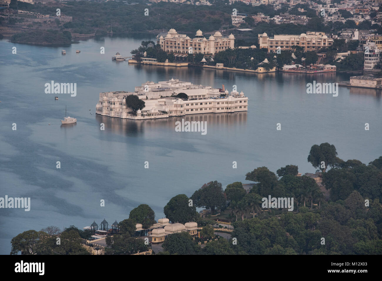 Die atemberaubende Jag Niwas Lake Palace Hotel auf dem Pichola-see, Udaipur, Rajasthan, Indien Stockfoto