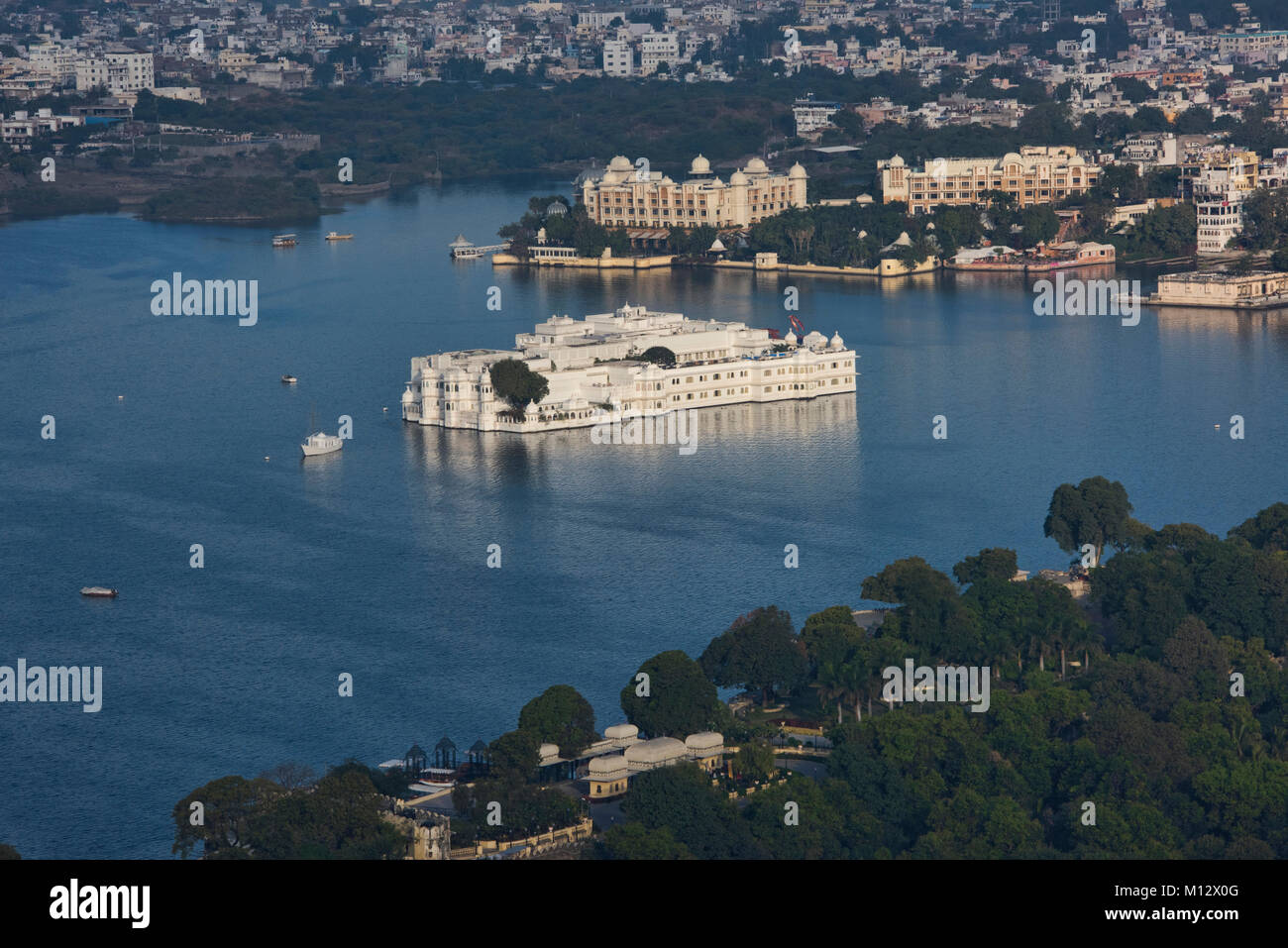 Die atemberaubende Jag Niwas Lake Palace Hotel auf dem Pichola-see, Udaipur, Rajasthan, Indien Stockfoto