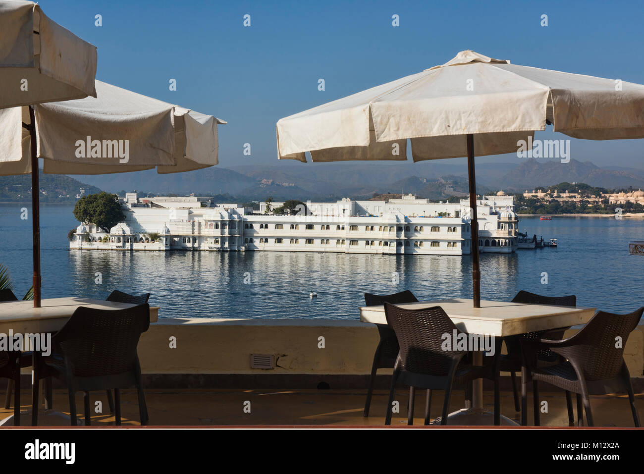 Die atemberaubende Jag Niwas Lake Palace Hotel auf dem Pichola-see, Udaipur, Rajasthan, Indien Stockfoto