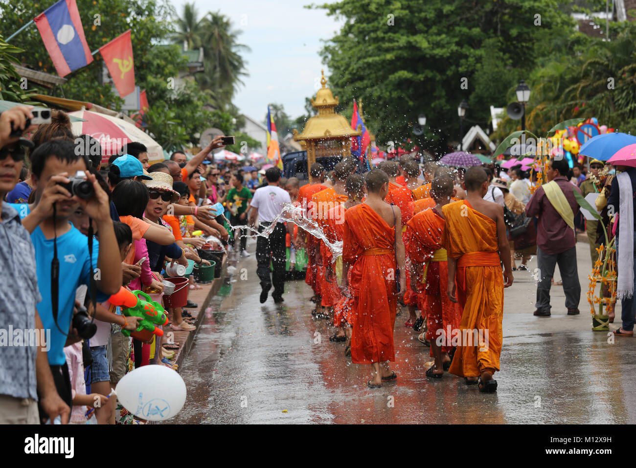 Die Bewässerung der Mönche an Pi Mai Lao Laos New Year Festival in der