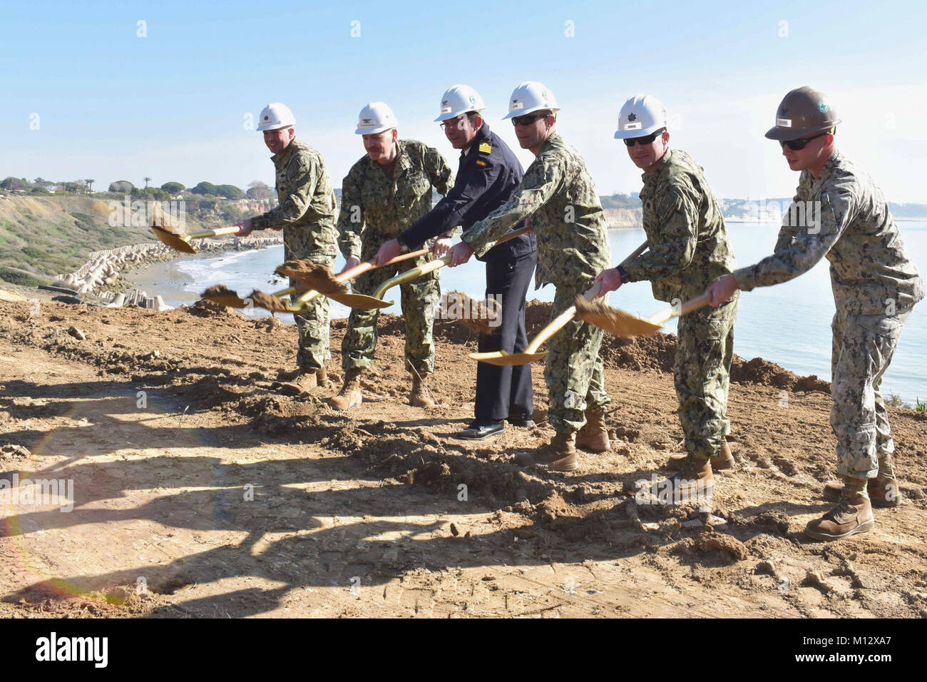 ROTA, Spanien (Jan. 19, 2018) kommandierenden Offiziere von der Naval Station Rota, spanische Marine, Marine Mobile Konstruktion Bataillon (NMCB) 133, Task Force 68 und Öffentliche Arbeiten in einem Spatenstich am Cliff Erosion Reparatur Projekt vor Ort beteiligen. Das Projekt ist ein mehrjähriger Bemühungen bis 950 Meter Uferlänge umfasst Gehäuse Base Bereich der Naval Station Rota als dauerhafte Lösung an cliff Erosion zu stabilisieren. (U.S. Marine Stockfoto