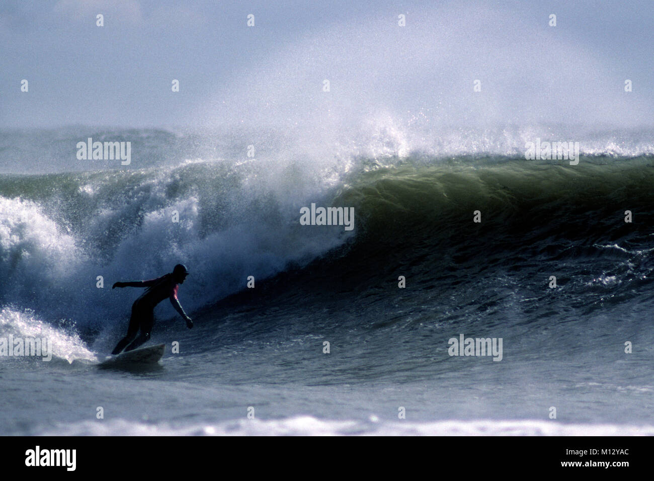 Ian Thompson, ehemaliger Welsh National Champion surfen, surfen auf der Halbinsel Gower, Wales, Großbritannien Stockfoto