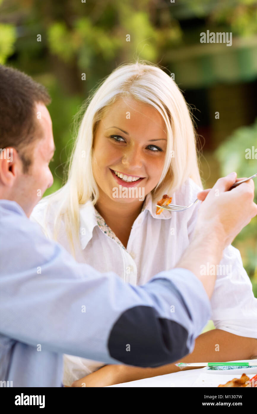 Romantisches Paar im Restaurant auf das Mittagessen Stockfoto