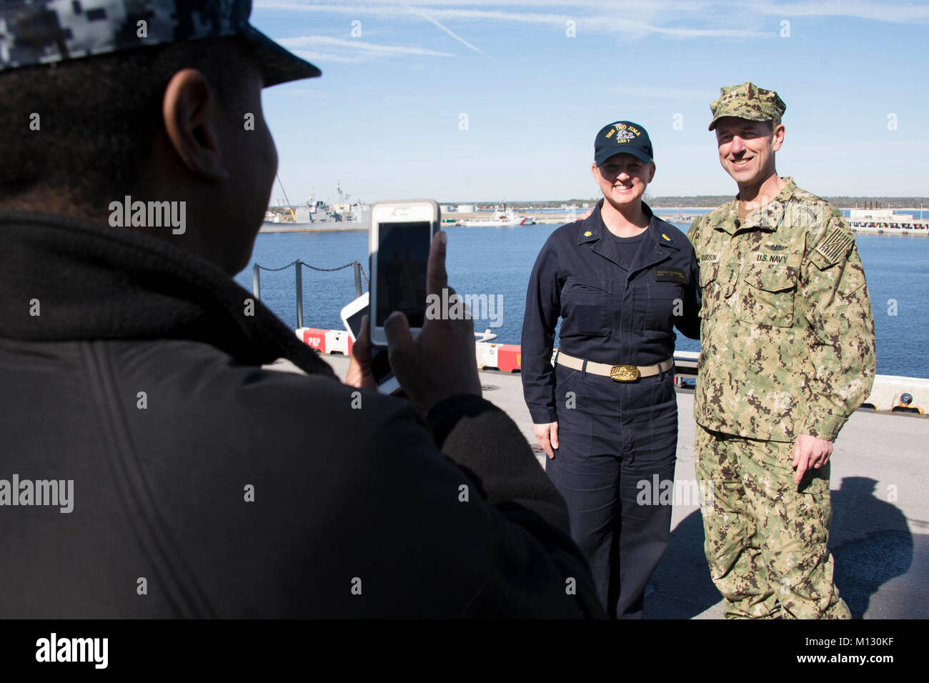 MAYPORT, Fla. (Jan. 24, 2018) Leiter der Marineoperationen Adm. John M. Richardson nimmt ein Bild mit Lt.Cmdr. Michelle M. Mayer nach einem alle Hände Anruf an Bord der Amphibisches Schiff USS Iwo Jima (LHD7). Während des Anrufs, Richardson und der Master Chief Petty Officer der Marine Steven S. Giordano diskutiert Iwo Jima's upcoming Bereitstellung und beantwortete Fragen zu Themen wie Förderung, Uniformen, Bereitschaft an Bord der gesamten Flotte, und der Matrose 2025. (U.S. Marine Stockfoto