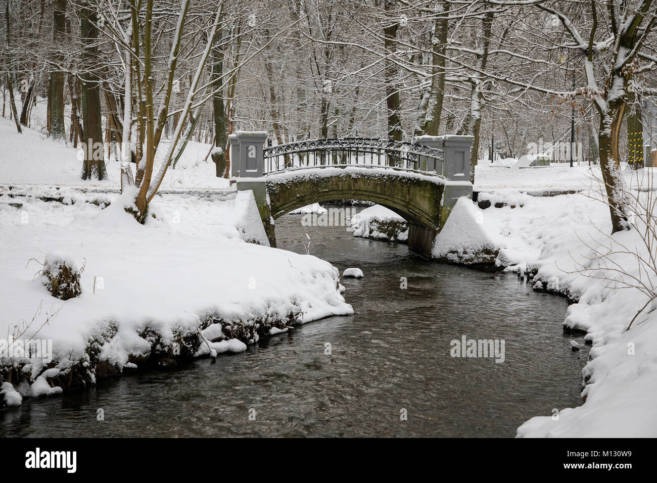 Die alte Brücke in einem Verschneiten Park Stockfoto
