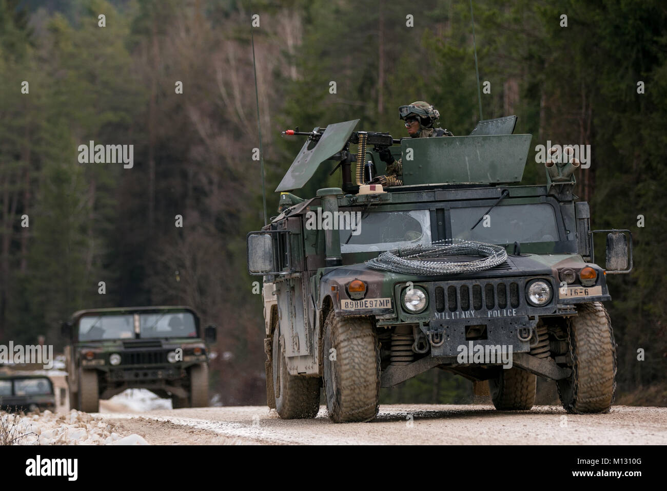 Soldaten der 287. Military Police Company, 97th Military Police Battalion, 89th Military Police Brigade, in Fort Riley, Kansas verhalten Konvoi Training während der Alliierten Geist VIII am 31.01.25, 2018 in Hohenfels, Deutschland. Rund 4.100 Soldaten aus 10 Nationen beteiligen sich an der Alliierten Geist VIII, einer multinationalen Übung entwickelt, um die Bereitschaft und die Fähigkeiten der Teilnehmer zu testen. (U.S. Armee Foto von SPC. Dustin D. Biven/22 Mobile Public Affairs Abteilung) Stockfoto