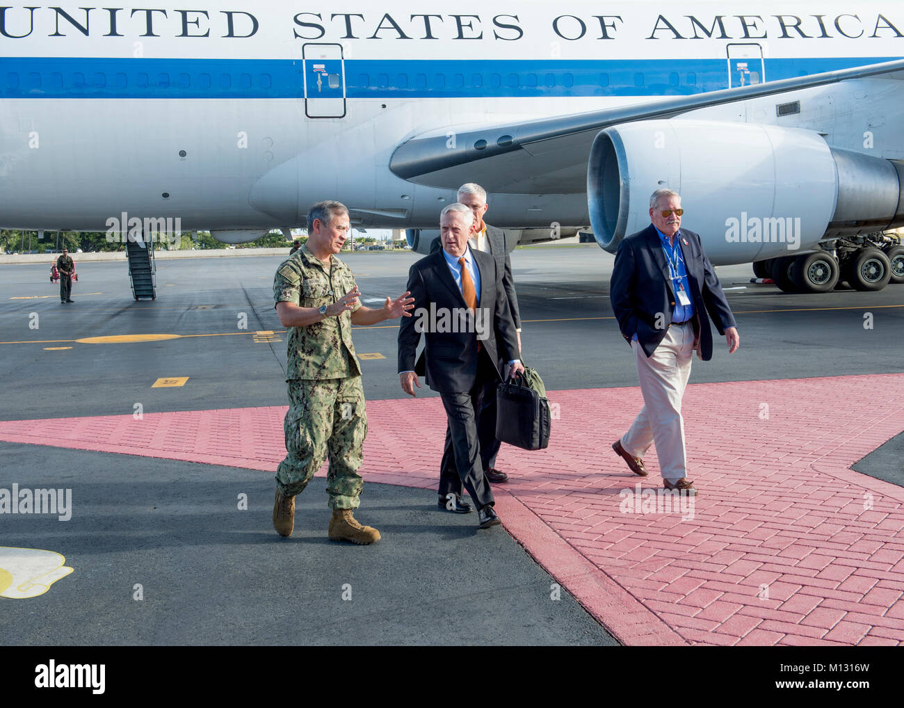 JOINT BASE Pearl Harbor - HICKAM, Hawaii (Jan. 25, 2018) - Adm. Harry Harris, Kommandeur der US Pacific Command (USPACOM), hat ein Gespräch mit dem US-Verteidigungsminister James Mattis nach seiner Ankunft an Hickam Flugplatz. Sekretär Mattis ist auf Reisen in der uspacom Verantwortungsbereich, wo er mit Führern aus Indonesien und Vietnam getroffen hat, Sicherheit zu diskutieren und gemeinsame Interessen. (U.S. Marine Foto von Massenkommunikation 2. Klasse James Mullen/Freigegeben) Stockfoto