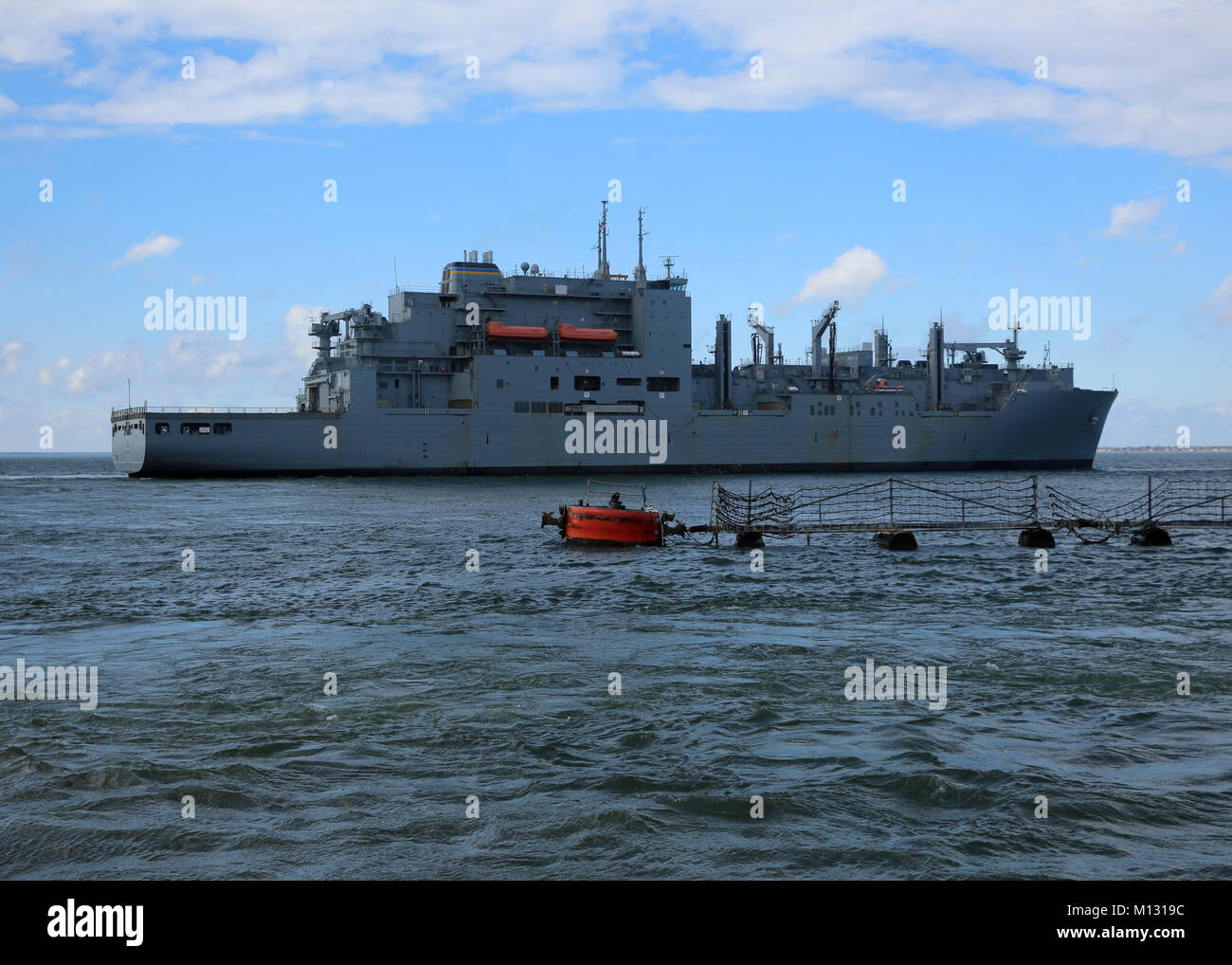 Die Military Sealift Command Dry Cargo und Munition ship USNS William McLean (T-AKE 12) fährt Naval Station Norfolk (NSN). William McLean zog NSN seinen Einsatz zur Unterstuetzung der US Naval zu beginnen und die alliierten Streitkräfte, die in den USA 6 Flotte Bereich der Operationen. (U.S. Marine Foto von Bill Mesta/Freigegeben) Stockfoto