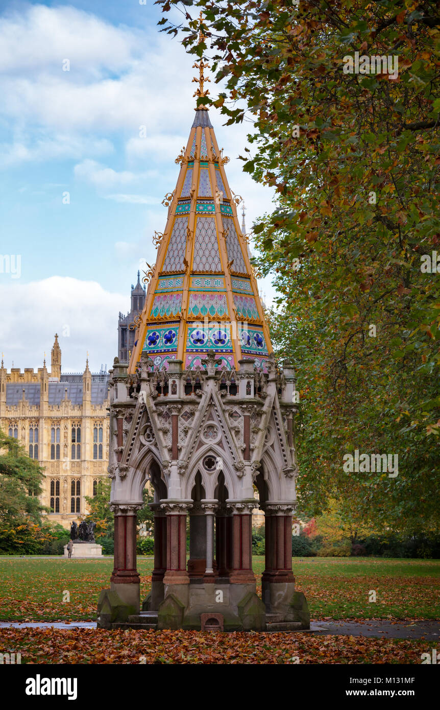Buxton Memorial Fountain, ein Denkmal und Trinkbrunnen in Victoria Tower Gardens, Millbank, Westminster, London, Großbritannien feiert die Emanzipation der Stockfoto