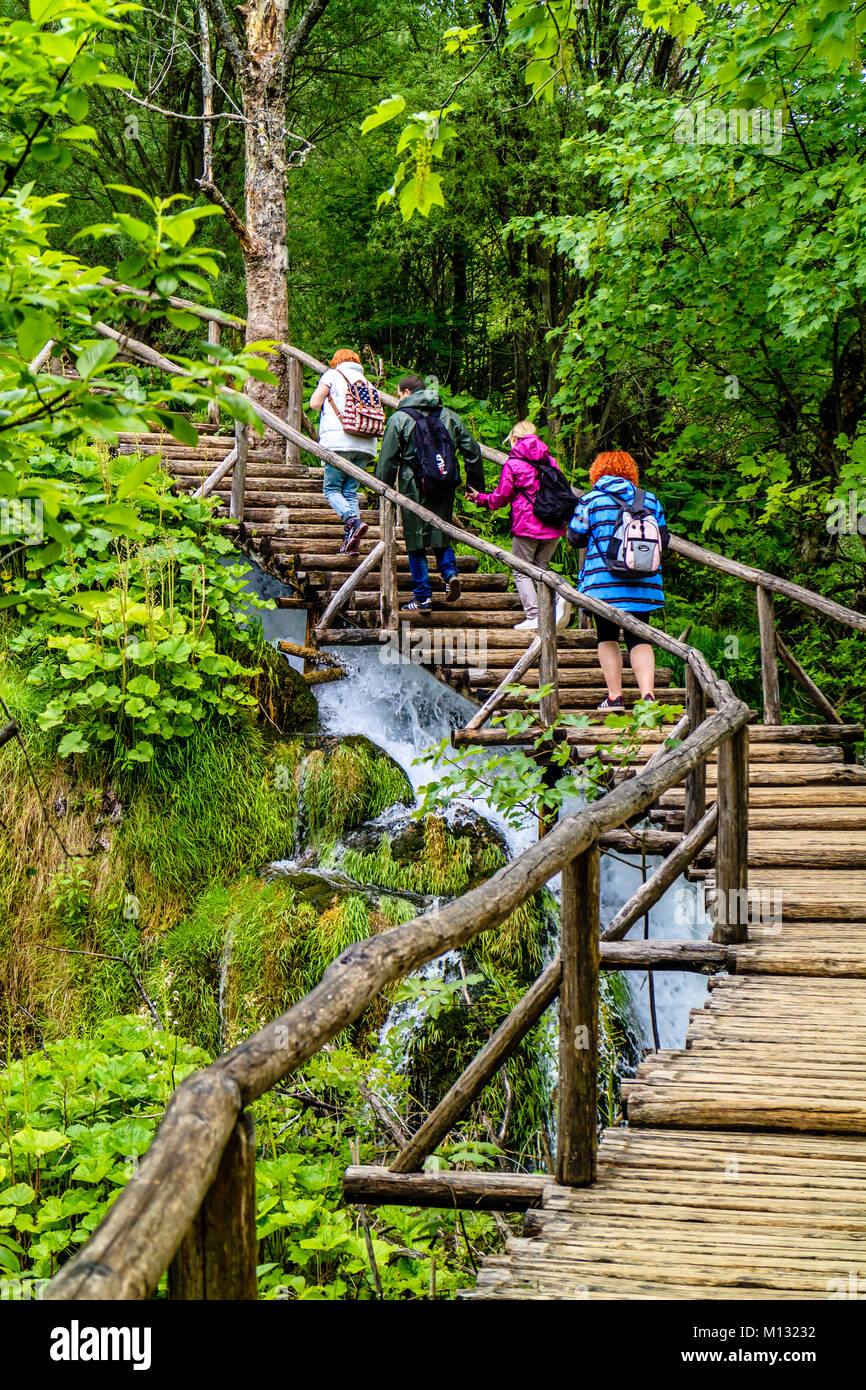 Touristen zu Fuß bis boardwalk Schritte im Nationalpark Plitvicer Seen, Kroatien Stockfoto