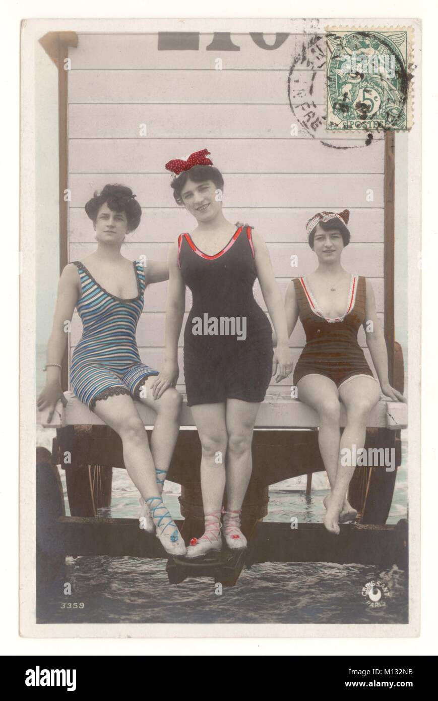 Edwardianische getönte Postkarte von Badenden auf einer Badehütte, abgeschickt aus Dieppe, N. France, ca. 1907 Retro Beach Fotopostkarte. Stockfoto