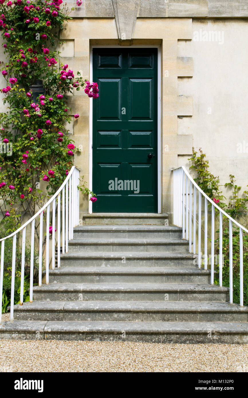 Klassischen Stil Treppe und die vordere Klappe Stockfoto