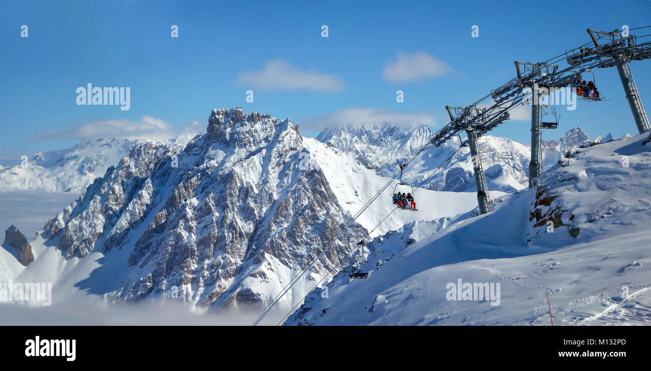 Skilift und den schneebedeckten Gipfeln der Alpen, Frankreich Stockfoto