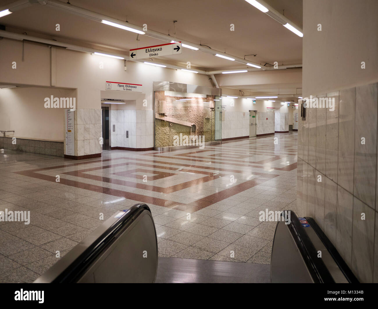 Athen, Griechenland - 28. MÄRZ 2016: Blick von der Metro-Station in Athen hosting eine Kabine mit antiken Artefakten auf der Ausgrabung gefunden Stockfoto