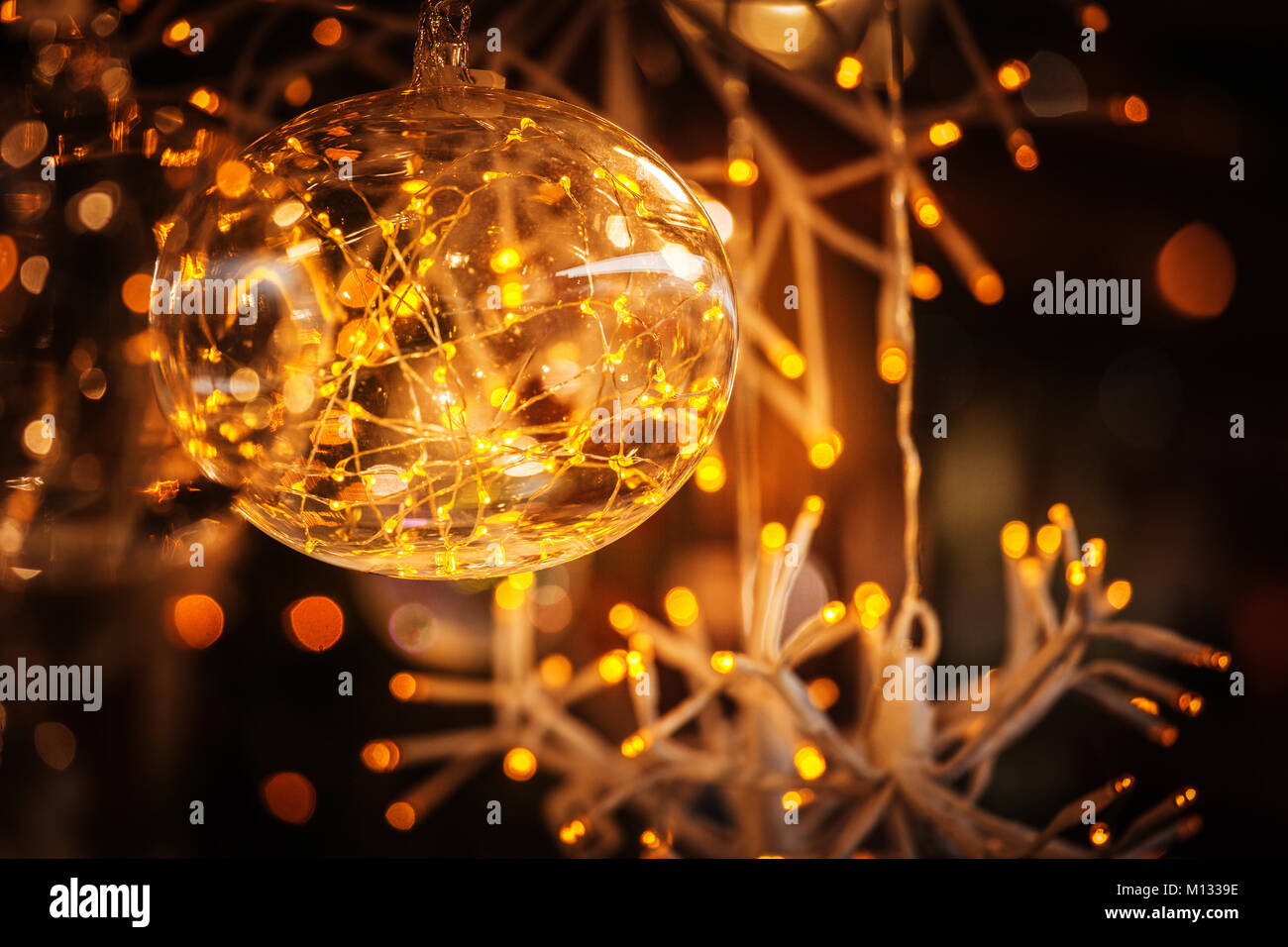 Weihnachten Hintergrund, Glaskugel und beleuchtete Girlande. Decorarion der Kiosk der Weihnachtsmarkt in Trient Stockfoto