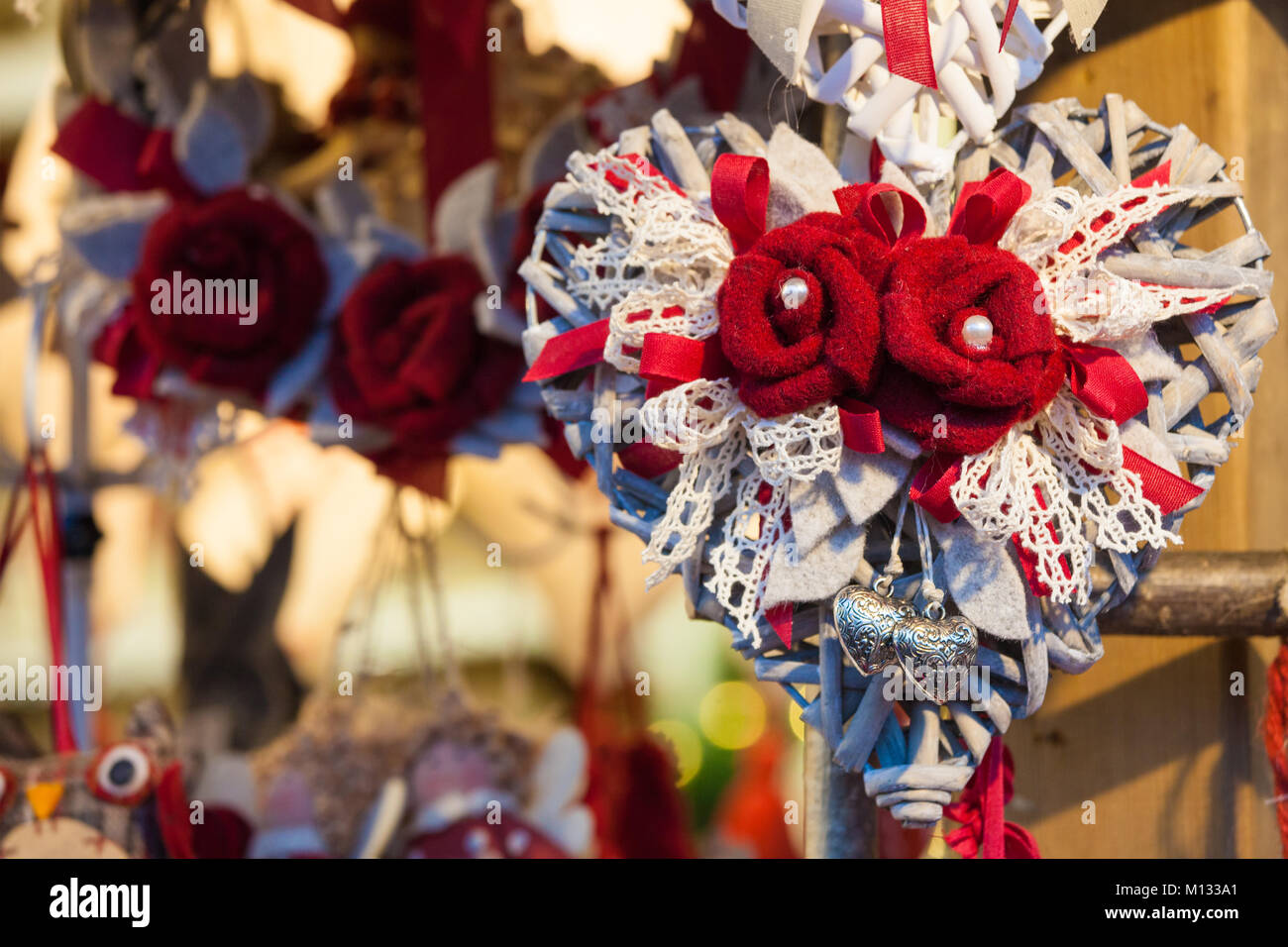 Beleuchtete Weihnachtsmarkt Kiosk mit handgefertigten Weihnachten Dekorationen, mercatino Di Natale in Trient Stockfoto