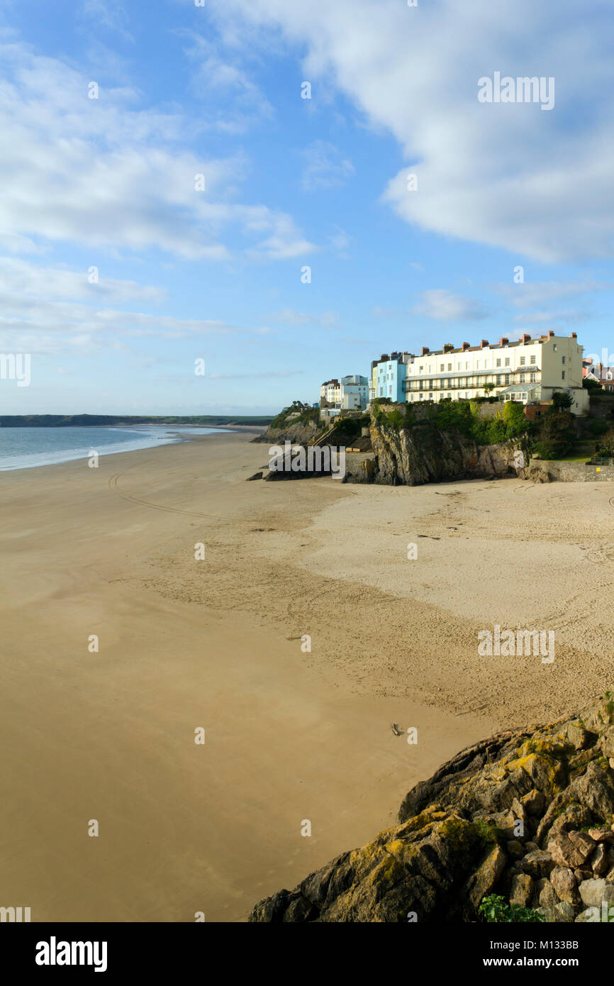 Die Stadt auf Felsen über einem leeren Castle Beach in Tenby, Pembrokeshire, Wales, Großbritannien Stockfoto