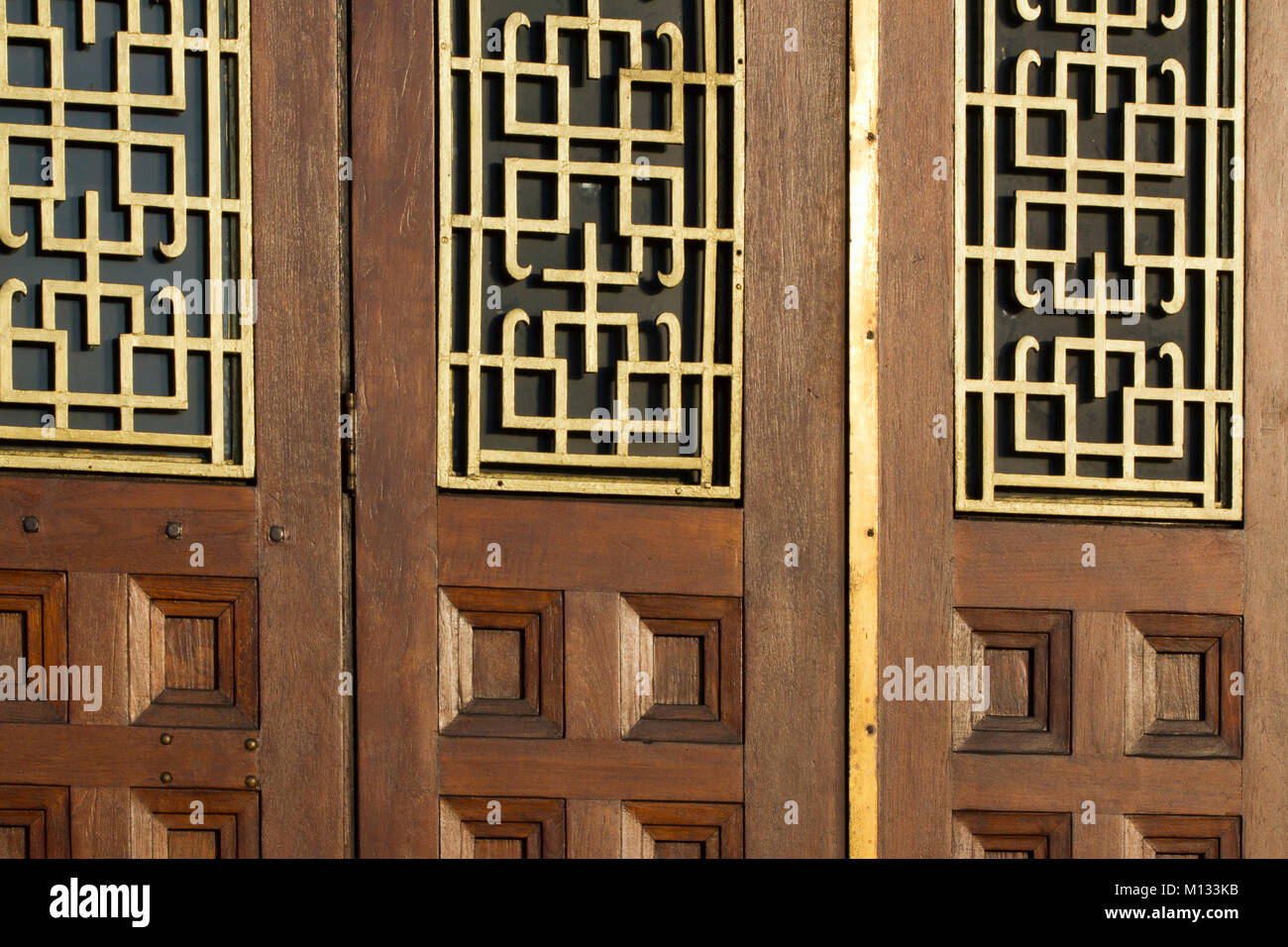 Orientalischen Stil Fenster Grill bietet an den Türen von einem Chinesischen Restaurant in London, Großbritannien Stockfoto