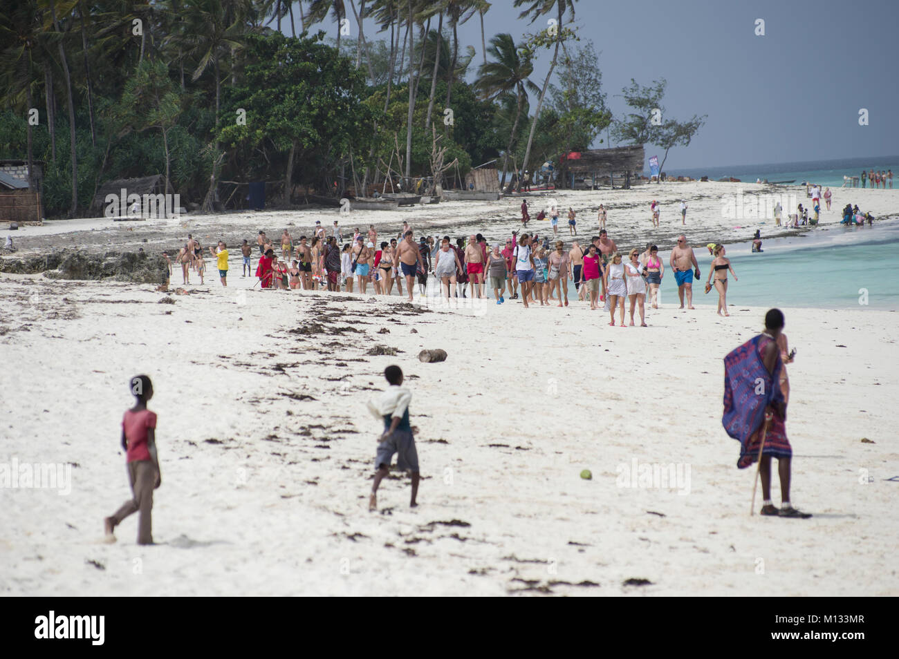 Mobs der italienischen Touristen auf den Strand in Nungwi, Sansibar, Tansania herab, die mnarani Meeresschildkröten Erhaltung Teich zu besuchen Stockfoto