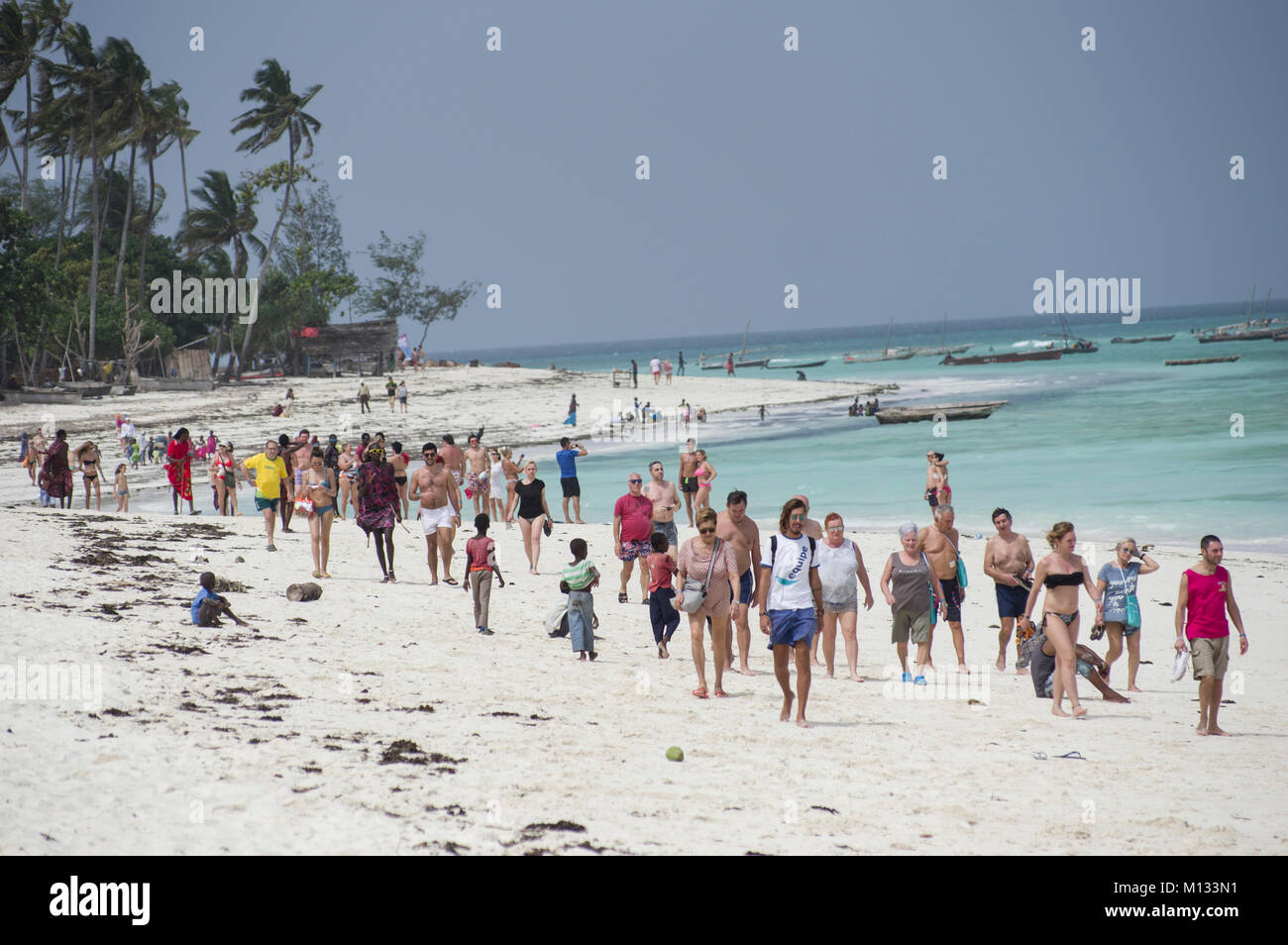 Mobs der italienischen Touristen auf den Strand in Nungwi, Sansibar, Tansania herab, die mnarani Meeresschildkröten Erhaltung Teich zu besuchen Stockfoto