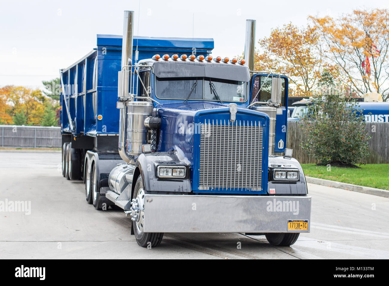 Blau motortruck auf der Straße nach dem Waschen, Long Island, New York, NY, Vereinigte Staaten von Amerika Stockfoto