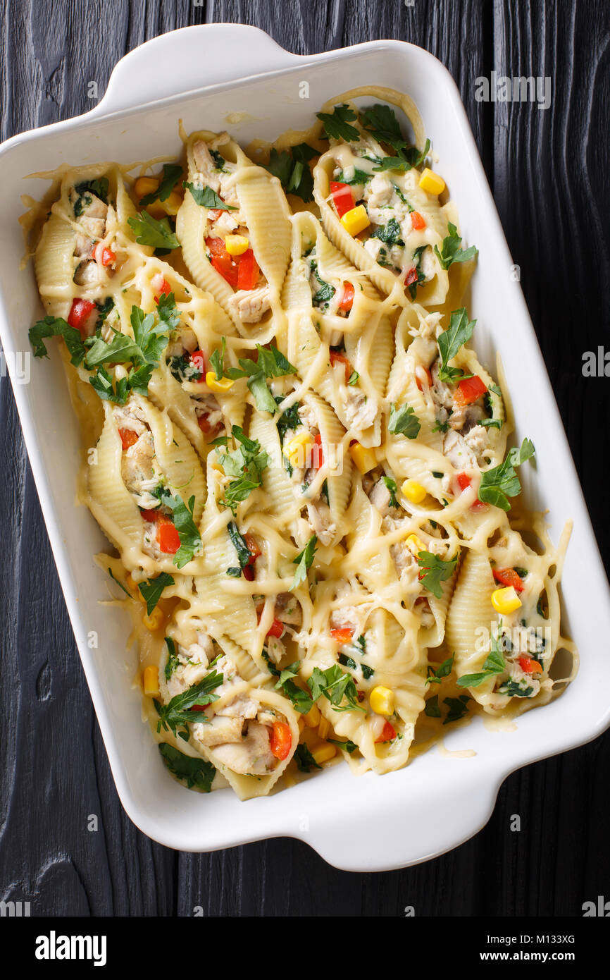 Auflauf aus conchiglioni Pasta gefüllt mit Huhn, Pilzen und Gemüse ...