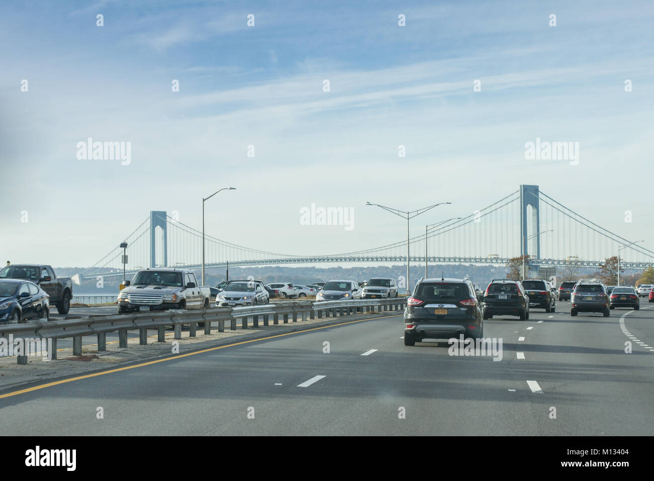 Landstraße in New York, NY, Vereinigte Staaten von Amerika, an einem sonnigen Tag mit blauen Himmel Stockfoto