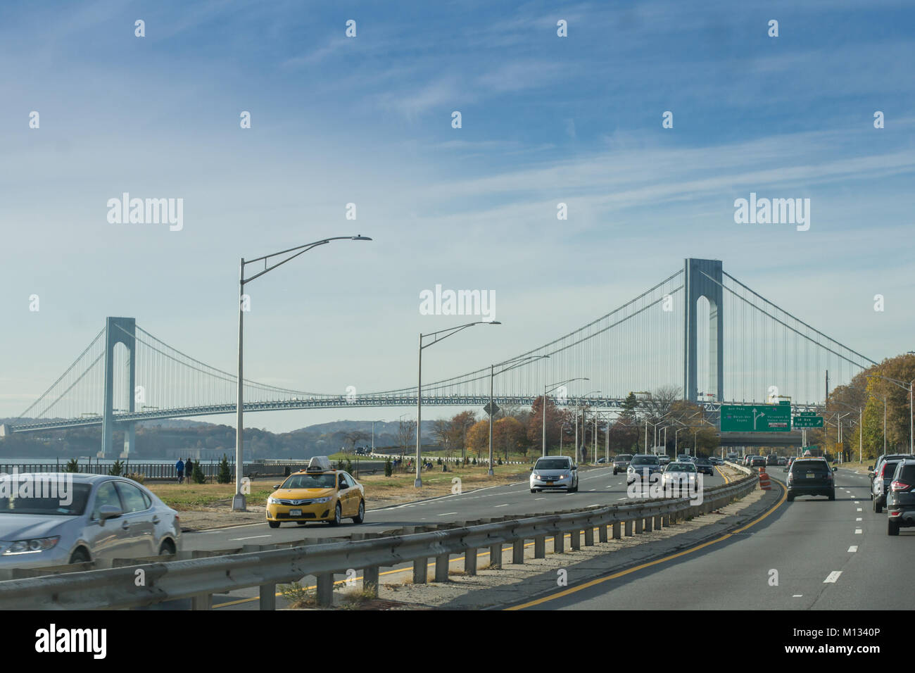 Landstraße in New York, NY, Vereinigte Staaten von Amerika, an einem sonnigen Tag mit blauen Himmel Stockfoto